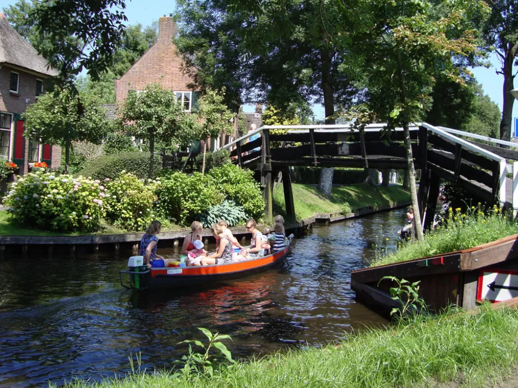 Giethoorn, kota tanpa jalan di Belanda. (holland.com)