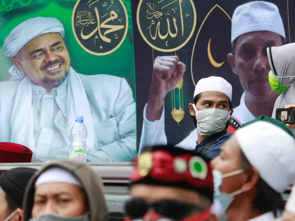 Warga menyambut kedatangan Rizieq Shihab ke Indonesia (REUTERS/Ajeng Dinar Ulfiana)