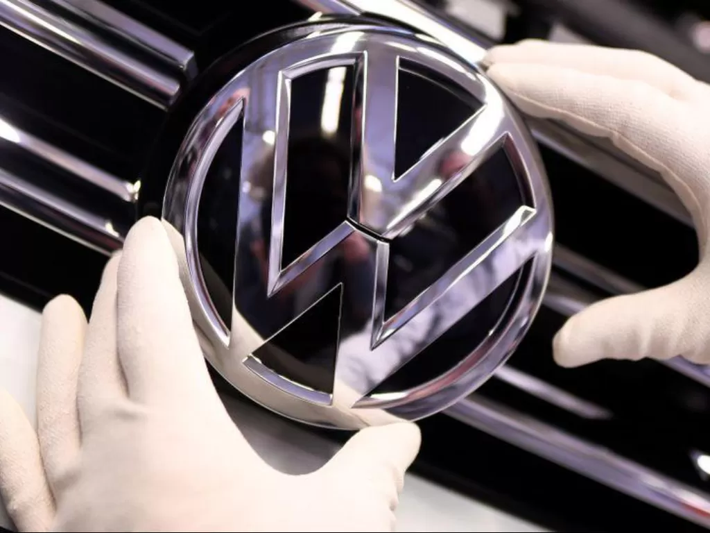 Logo perusahaan Volkswagen di bagian depan mobilnya (photo/REUTERS/Fabian Bimmer)