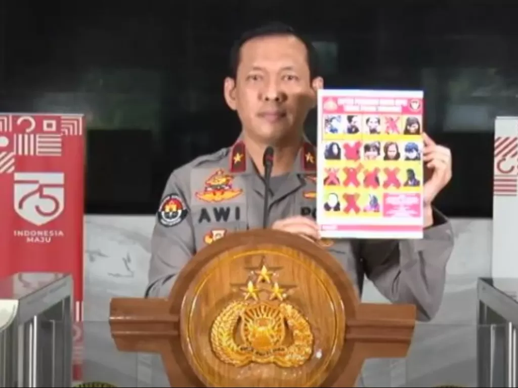 Karo Penmas Divisi Humas Polri Brigjen Pol Awi Setiyono perlihatkan DPO (Youtube/Div Humas Polri)