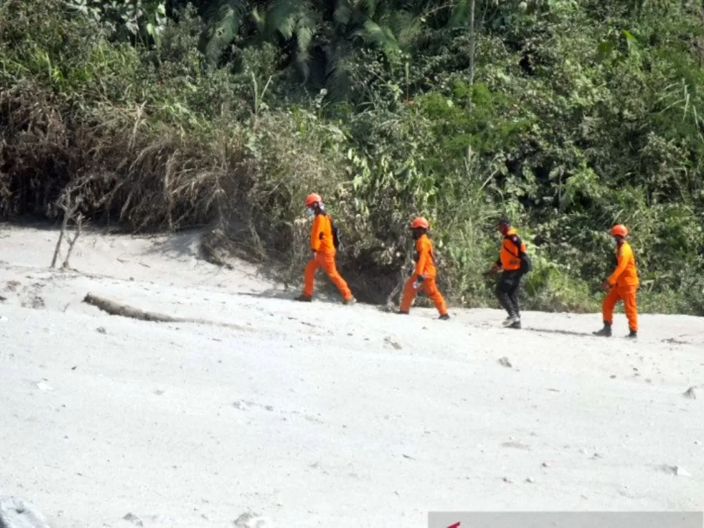Sejumlah Tim SAR melakukan pencarian terhadap operator alat berat yang dikabarkan hilang di Curah Kobokan, Kecamatan Pronojiwo, Kabupaten Lumajang, Jawa Timur, Rabu (2/12/2020). (ANTARA/ VJ ANTARA Hamka Agung)