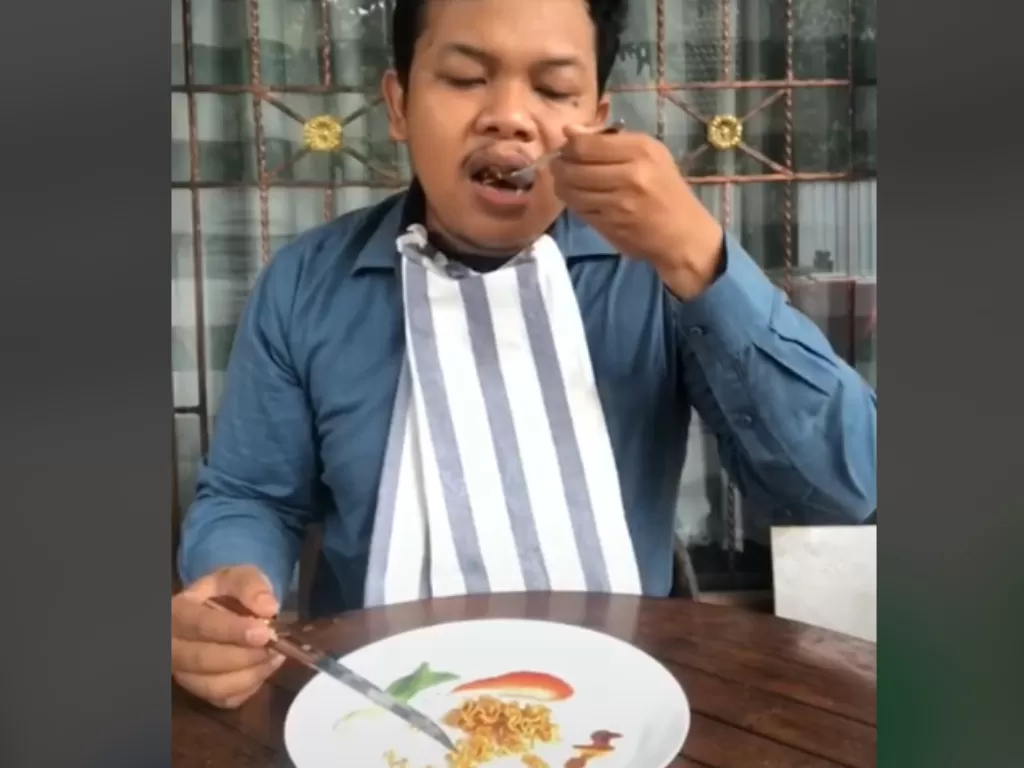 Pria makan irit demi bisa membeli iPhone 12 viral (Tiktok)