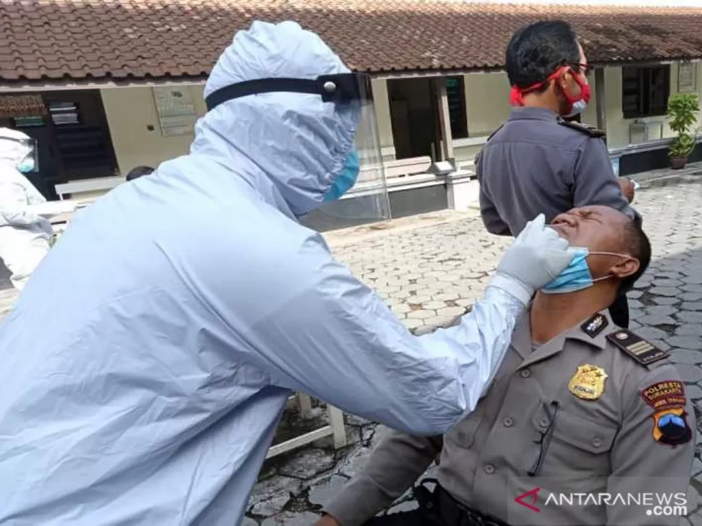 Seorang anggota Polresta Surakarta saat menjalani tes usap cepat di halaman Poliklinik Bhayangkara Polresta Surakarta, Rabu (02/12/2020). (ANTARA/Bambang Dwi Marwoto)