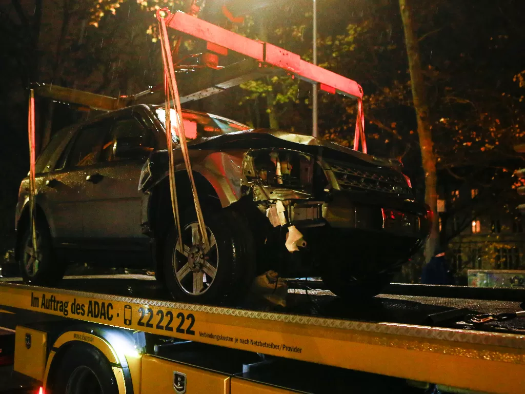 Petugas polisi dan pekerja mengeluarkan kendaraan yang terlibat dalam insiden tersebut (REUTERS/Thilo Schmuelgen)