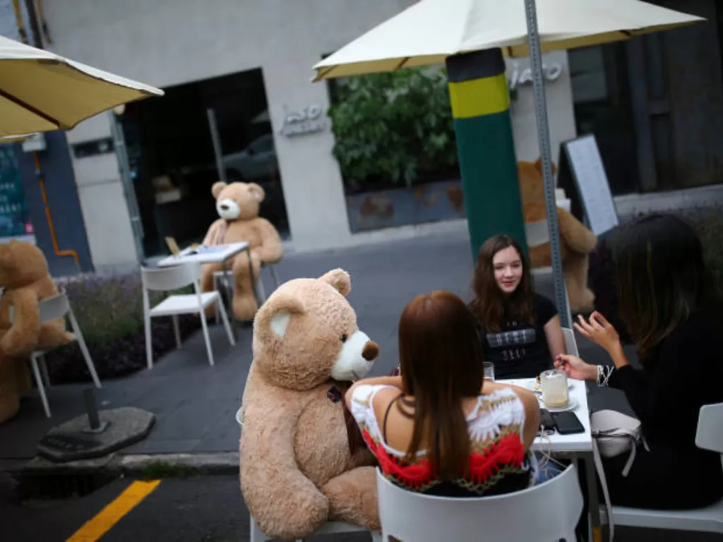 Boneka teddy bear diletakkan di meja untuk menerapkan jarak sosial di restoran Jaso Bakery, Meksiko, 23 Juli 2020. (REUTERS/Edgard Garrido)
