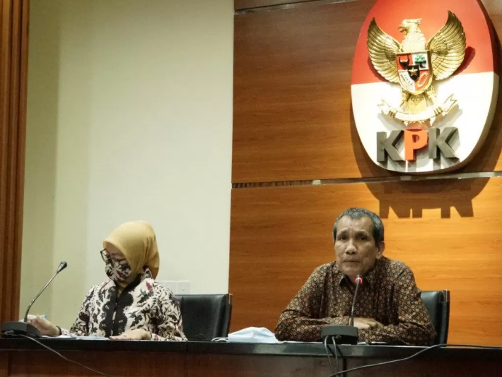 Plt Juru Bicara KPK bidang Pencegahan Ipi Maryati Kuding (kiri) dan Deputi Pencegahan KPK Pahala Nainggolan (kanan) dalam konferensi pers di gedung KPK Jakarta, Jumat (4/12/2020). (ANTARA/Humas KPK) 