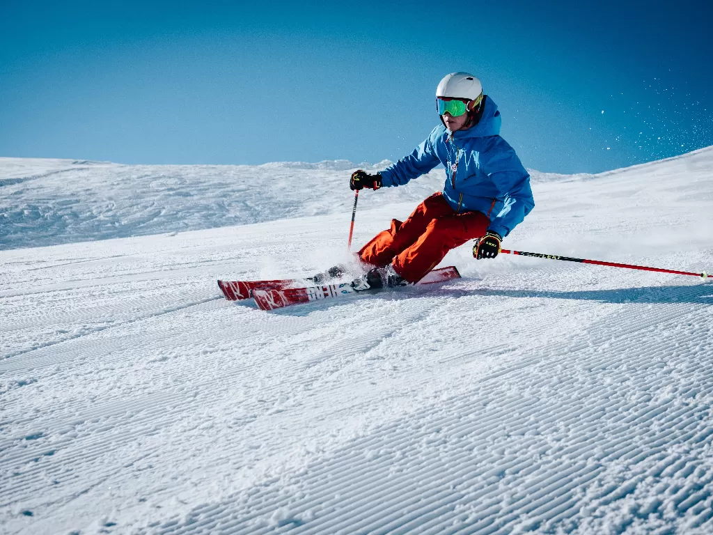 Ilustrasi bermain ski di salju. (Unsplash/@maarten_jpg)