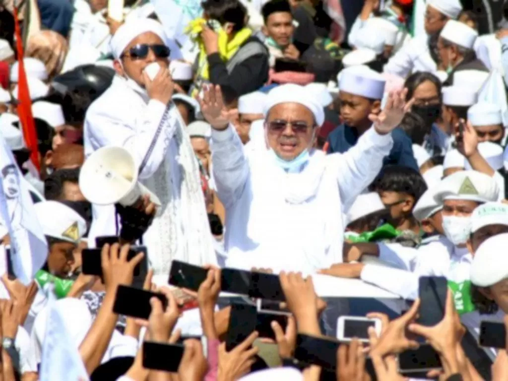 Imam Besar FPI Habib Rizieq Shihab (tengah) menyapa ribuan jamaah di jalur Puncak, Simpang Gadog, Ciawi, Kabupaten Bogor, Jawa Barat, Jumat (13/11/2020). (ANTARA/Arif Firmansyah)