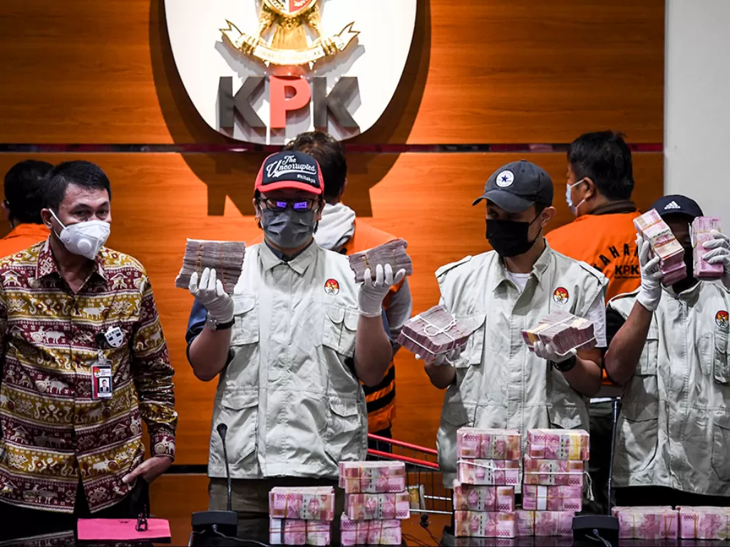Penyidik KPK menunjukan barang bukti berupa uang tunai saat konferensi pers Operasi Tangkap Tangan (OTT) Bupati Banggai Laut Wenny Bukamo di gedung KPK, Jakarta, Jumat (4/12/2020). (Photo/ANTARA FOTO/Hafidz Mubarak A)