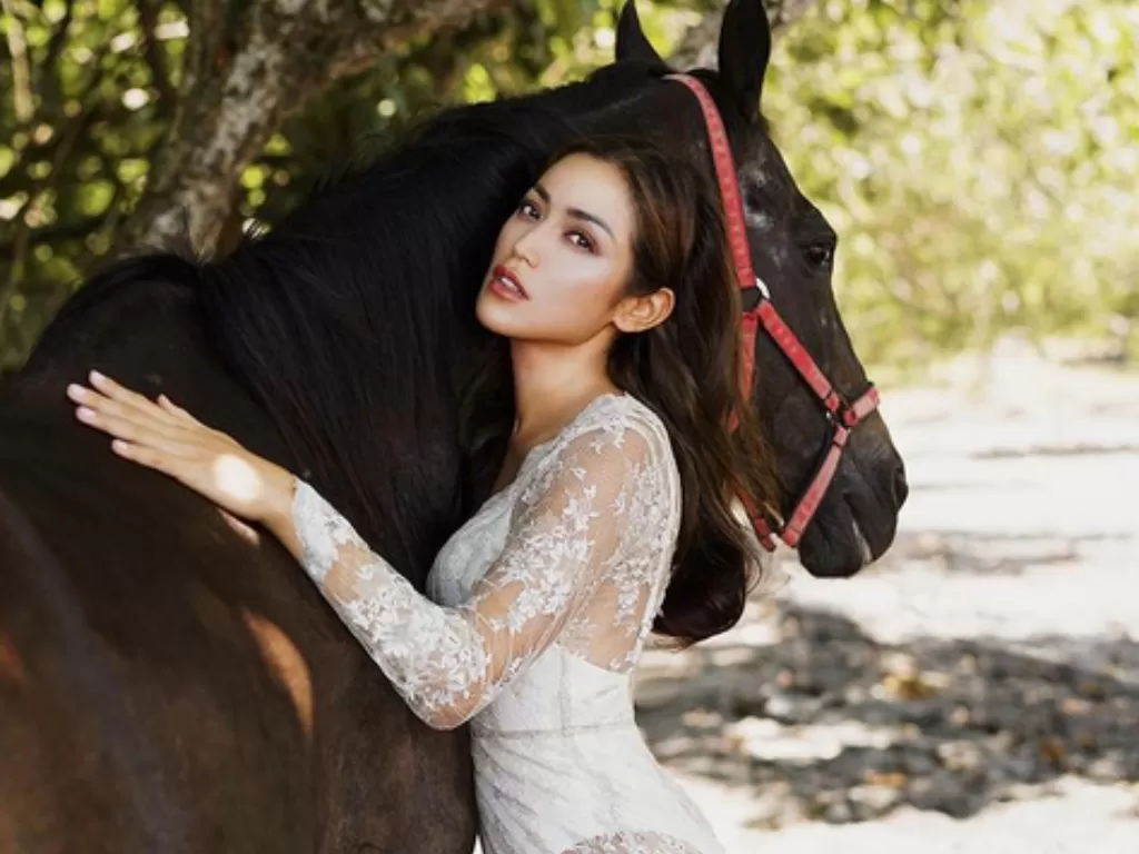 Jedar pakai gaun transparan foto dengan kuda. (Instagram/@inijedar)