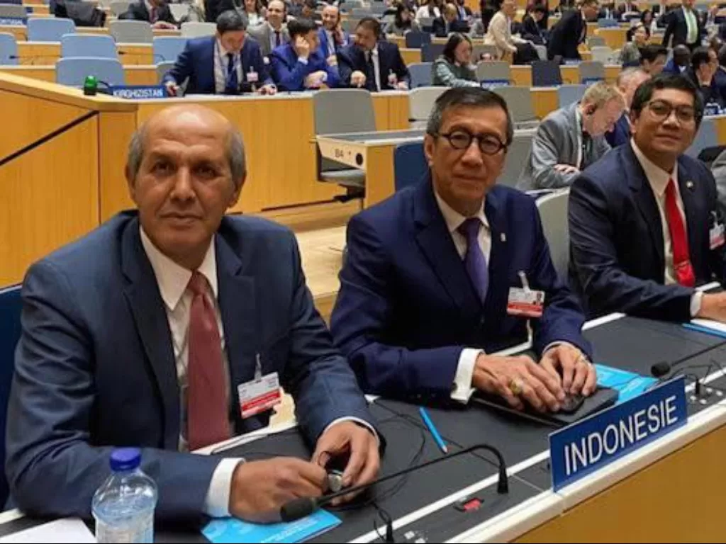 Hasan Kleib (kiri) bersama Menteri Hukum dan HAM Yasonna Laoly (tengah) pada acara pemilihan Deputy Director General WIPO di Jenewa, Swiss, Kamis (3/12/2020). (Dok. Kemenkumham)