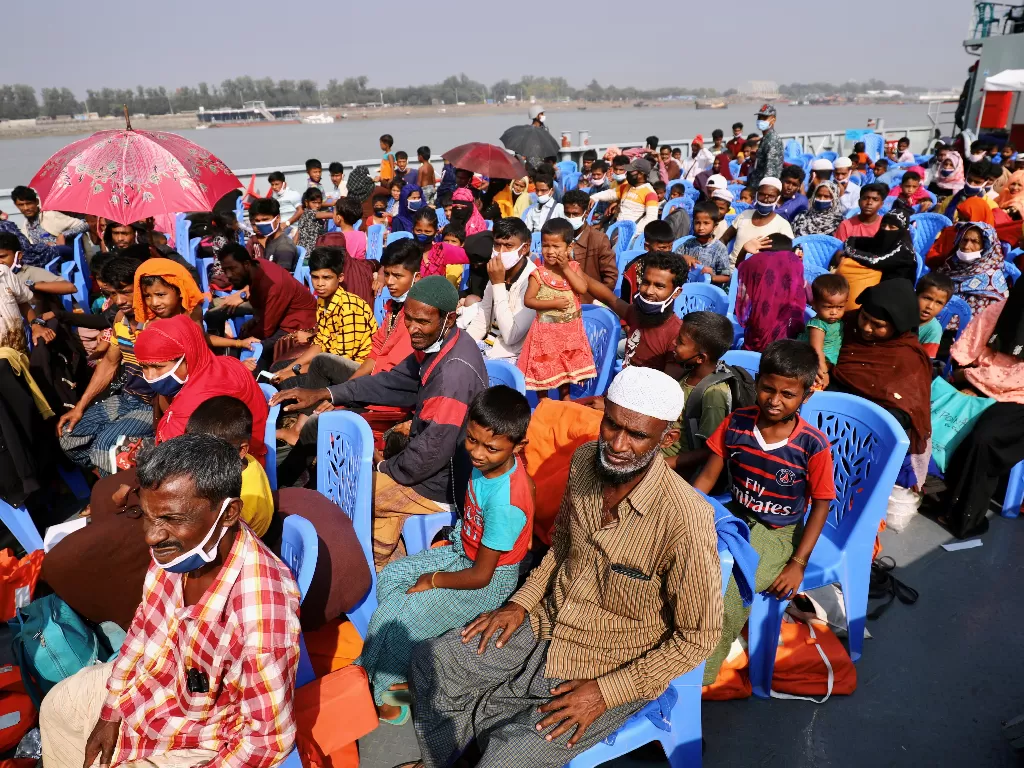 Para pengungsi Rohingya dipindahkan dengan kapal. ( REUTERS/Mohammad Ponir Hossain).