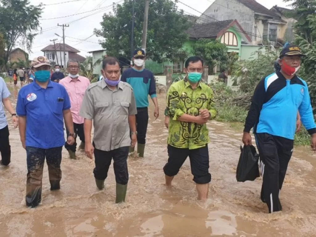 Bupati Deliserdang Ashari Tambunan (baju abu-abu) didampingi Camat Sunggal Ismail (baju biru) saat meninjau daerah terdampak banjir di Desa Tanjung Selamat, Kecamatan Sunggal, Deliserdang (ANTARA/HO)