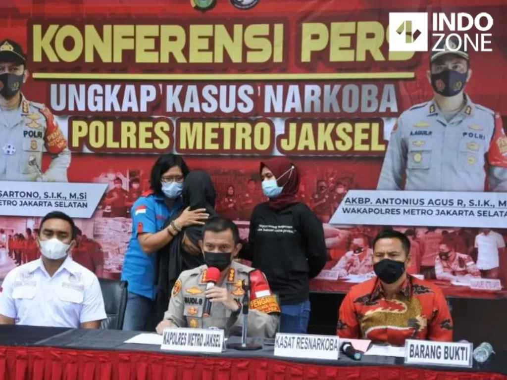 Konferensi pers kasus narkoba Iyit Bing Slamet di Polres Metro Jaksel. (INDOZONE/Samsudhuha Wildansyah)
