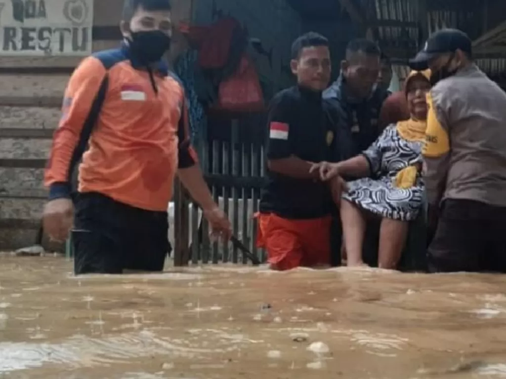 Tim gabungan mengevakuasi warga yang terdampak banjir di Aceh Timur, Jumat (4/12/2020). (ANTARA/HO)