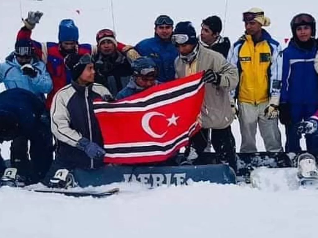 Sejumlah pemuda membentangkan bendera GAM di tengah salju. (Instagram/Aceh viral)