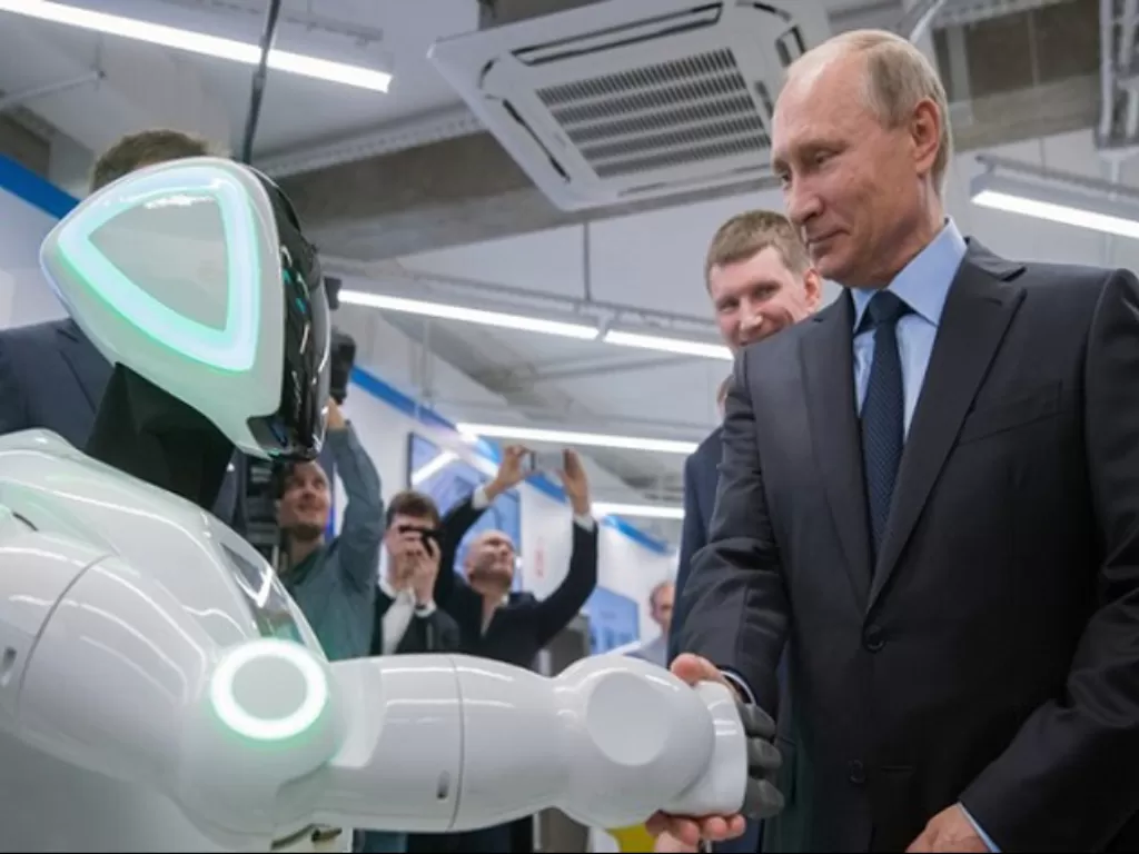 Dokumen foto 8 September 2017 memperlihatkan sebuah robot artificial intelligence bersalaman dengan Presiden Rusia Vladimir Putin. (Photo/Sputnik/Sergey Guneev)