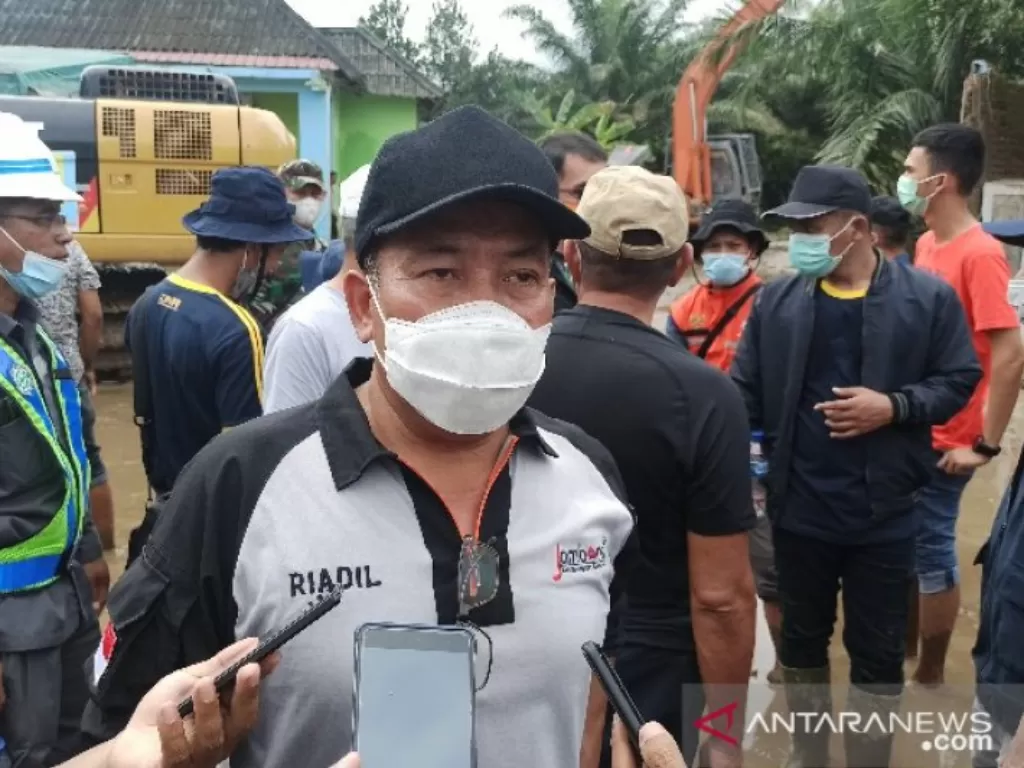 Kepala Badan Penanggulangan Bencana Daerah (BPBD) Sumut Riadil Akhir Lubis di lokasi banjir, Sabtu. (ANTARA/Nur Aprilliana Br Sitorus)