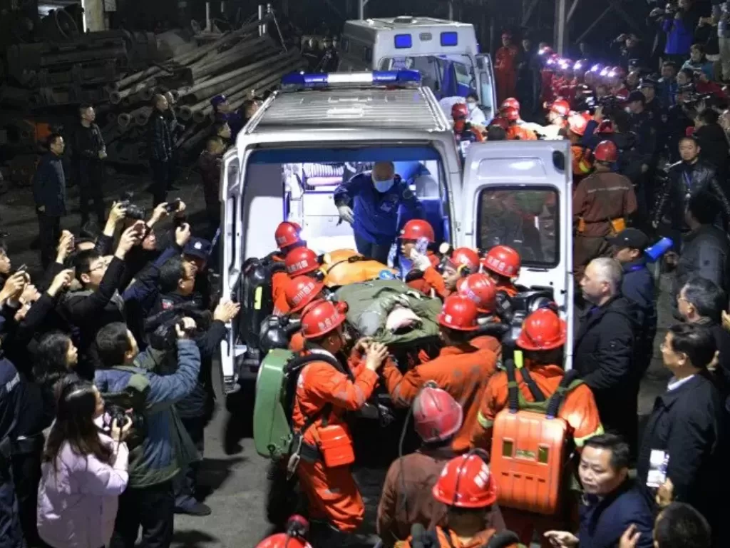 Tim penyelamat memindahkan seorang korban selamat ke sebuah ambulans di tambang batubara Shanmushu milik Sichuan Coal Industry Group, menyusul kecelakaan banjir di tambang pada hari Sabtu, di Yibin, provinsi Sichuan, China, Rabu (18/12/2019). (Photo/ANTAR