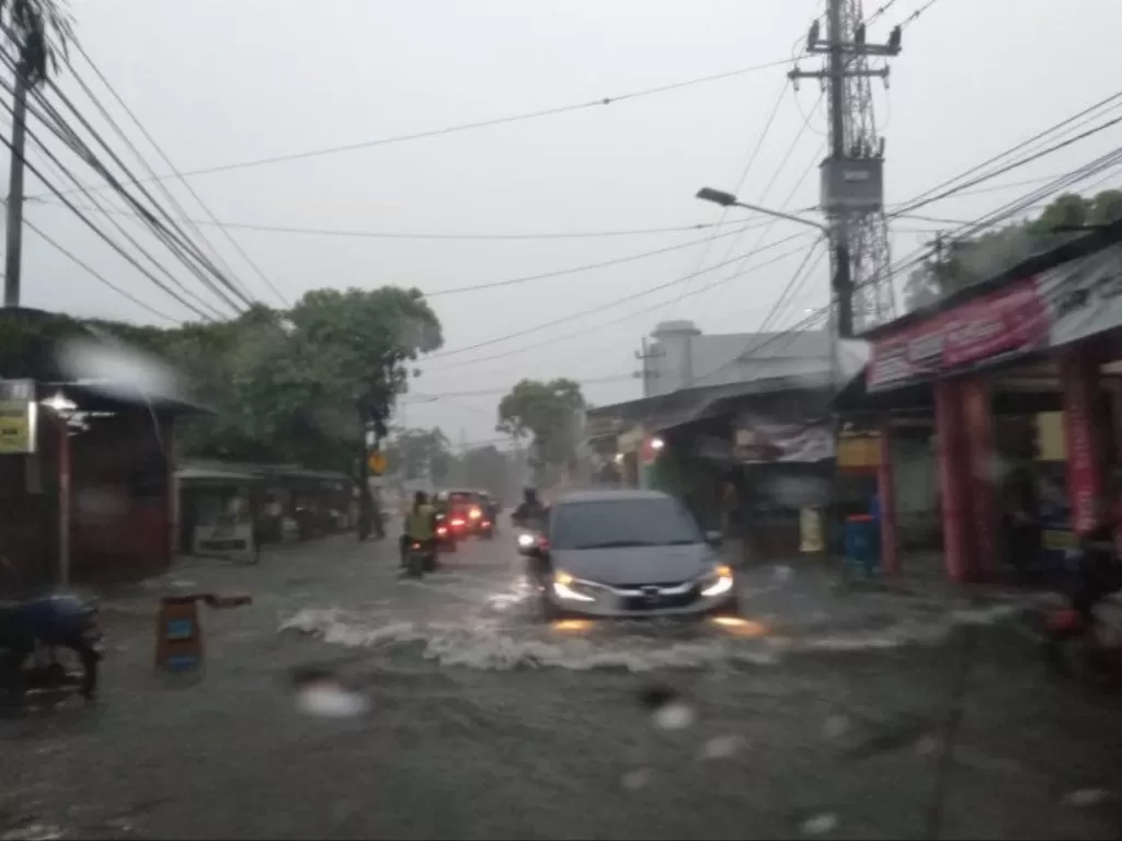 Jalan Pandugo, Rungut, Kota Surabaya, Jawa Timur, terendam banjir akibat hujan deras yang terjadi sejak Sabtu (5/12/2020) siang hingga sore ini. (Photo/ANTARA/Abdul Hakim) 