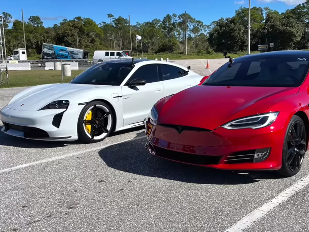Tampilan mobil Porsche Taycan Turbo S dan Tesla Model S (photo/YouTube/DragTimes)