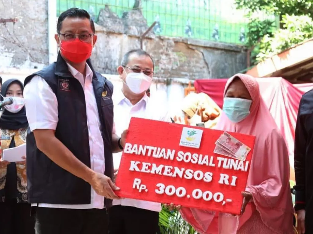 Mensos Juliari Batubara menyerahkan bantuan sosial ke masyarakat Kabupaten Pemalang dan Kabupaten Purbalingga, Jawa Tengah, Jumat (20/11/2020). (Instagram/@kemensosri)