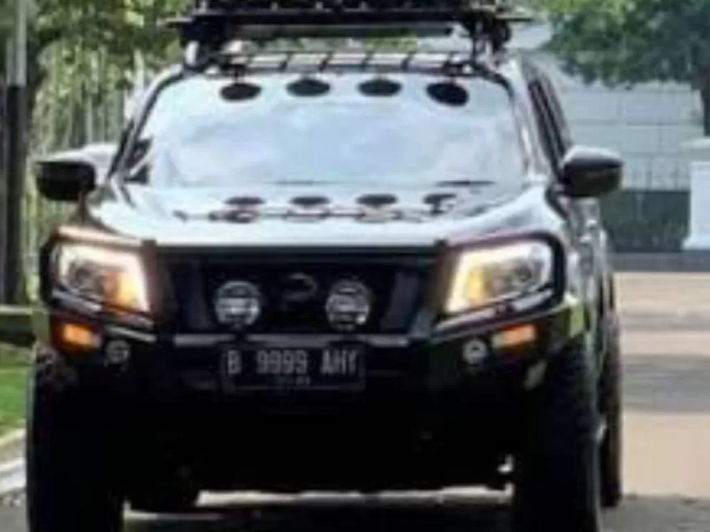 Ketua Umum Partai Demokrat Agus Harimurti Yudhoyono (AHY) di Atas Mobil Nissal Navara yang sudah dimodifikasi. (Dok. Istimewa)