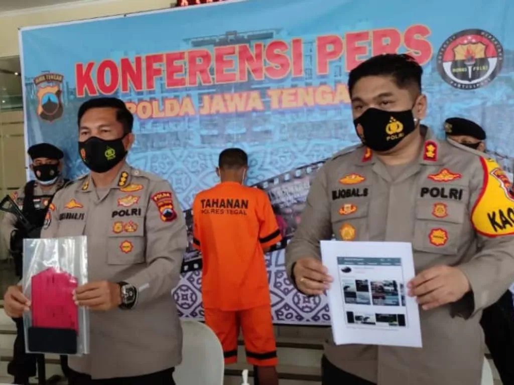 Kabid Humas Polda Jateng Kombes Iskandar F.Sutisna menjelaskan pengungkapan kasus unggahan video adzan berisi ajakan jihad di Semarang, Senin. (ANTARA/ HO-Bid Humas Polda Jateng)