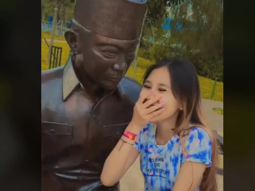 Cewek viral setelah mengunggah video menertawai patung Soekarno (Tiktok)