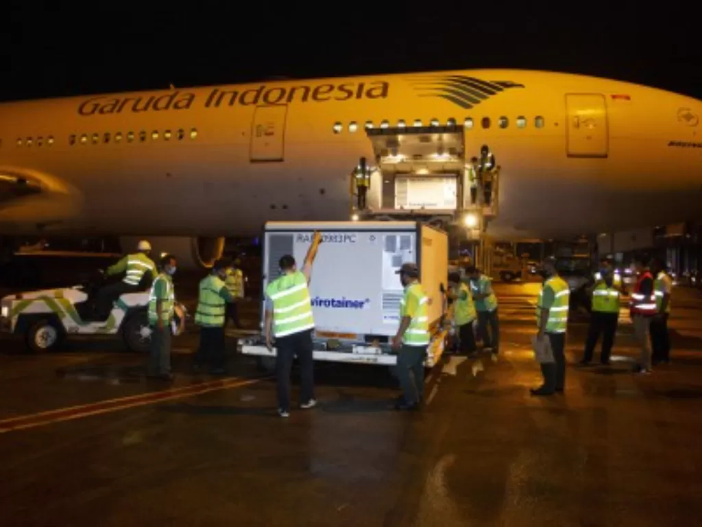 Petugas menurunkan kontainer berisi vaksin Covid-19 saat tiba di Bandara Soekarno-Hatta, tangerang, Banten, Minggu (6/12/2020). (ANTARA FOTO/Dhemas Reviyanto)