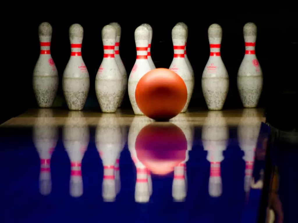 Ilustrasi permainan bowling. (Pexels/Skitterphoto)