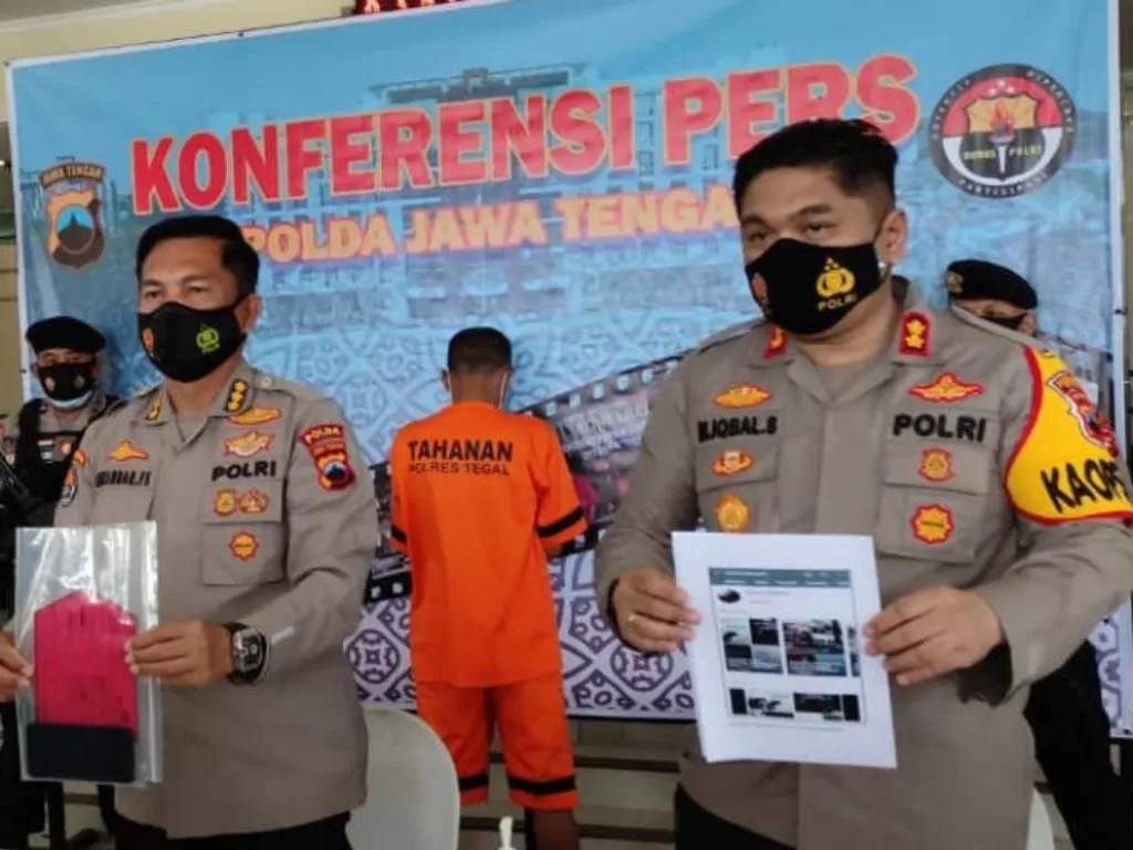 Kabid Humas Polda Jateng Kombes Iskandar F.Sutisna menjelaskan pengungkapan kasus unggahan video adzan berisi ajakan jihad di Semarang, Senin (7/12/2020). (Foto: ANTARA/Bid Humas Polda Jateng) 