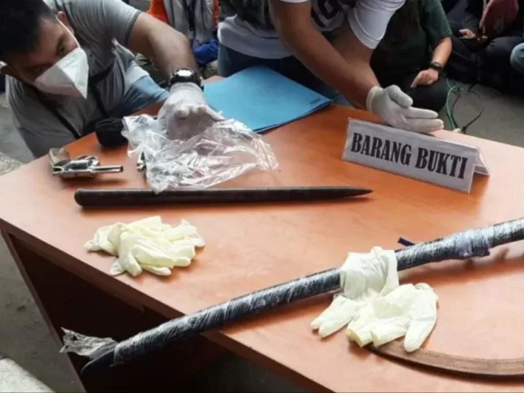 Barang bukti berupa senjata api dan senjata tajam yang digunakan diduga pengikut pimpinan Front Pembela Islam (FPI) Rizieq Shihab untuk menyerang anggota Polda Metro Jaya. (Photo/ANTARA/HO/Humas Polda Metro Jaya)