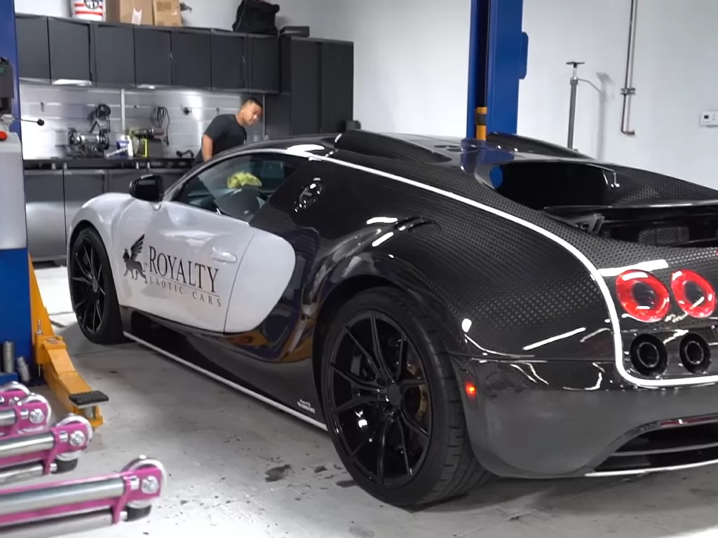 Mobil Bugatti Veyron sebelum melakukan ganti oli (photo/YouTube/Royalty Exotic Cars)