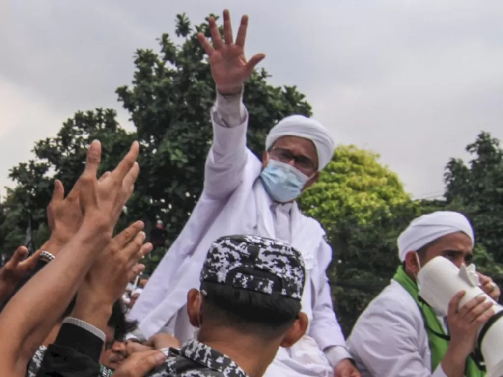 Imam Besar Front Pembela Islam (FPI) Habib Rizieq Shihab (tengah) menyapa massa yang menyambutnya di Petamburan, Jakarta, Selasa (10/11/2020). (ANTARA FOTO/Asprilla Dwi Adha)