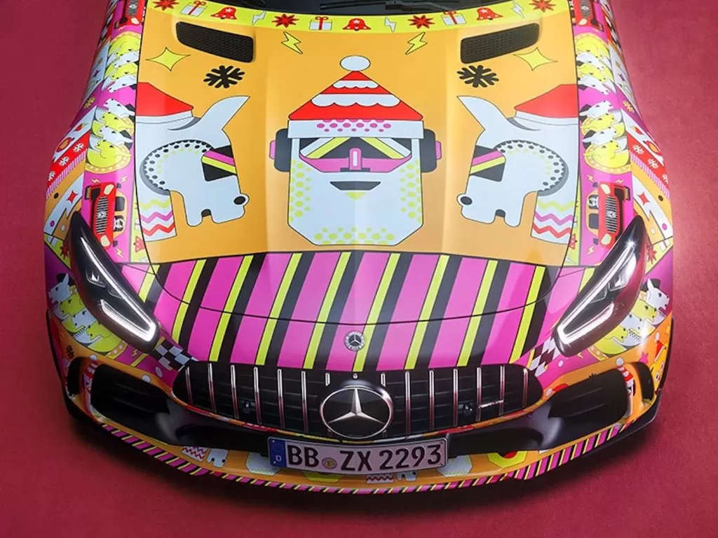Tampilan mobil Mercedes-AMG GT dengan tampilan ala sweater natal (photo/Mercedes-Benz)