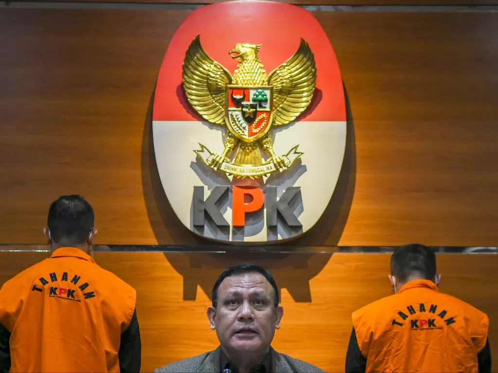 Ketua KPK Firli Bahuri (tengah) memberikan keterangan pers terkait penetapan tersangka kasus suap pengadaan bantuan sosial penanganan COVID-19 di Gedung Komisi Pemberantasan Korupsi (KPK), Jakarta, Minggu (6/12/2020). (Foto: ANTARA/Galih Pradipta)
