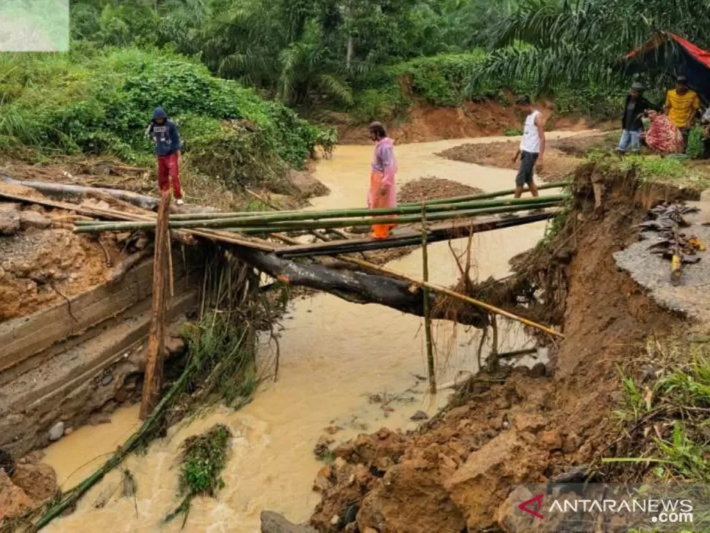 Jembatan darurat yang dibuat oleh BPBD. ((ANTARA/HO-Dok. BPBD Aceh Tenggara)