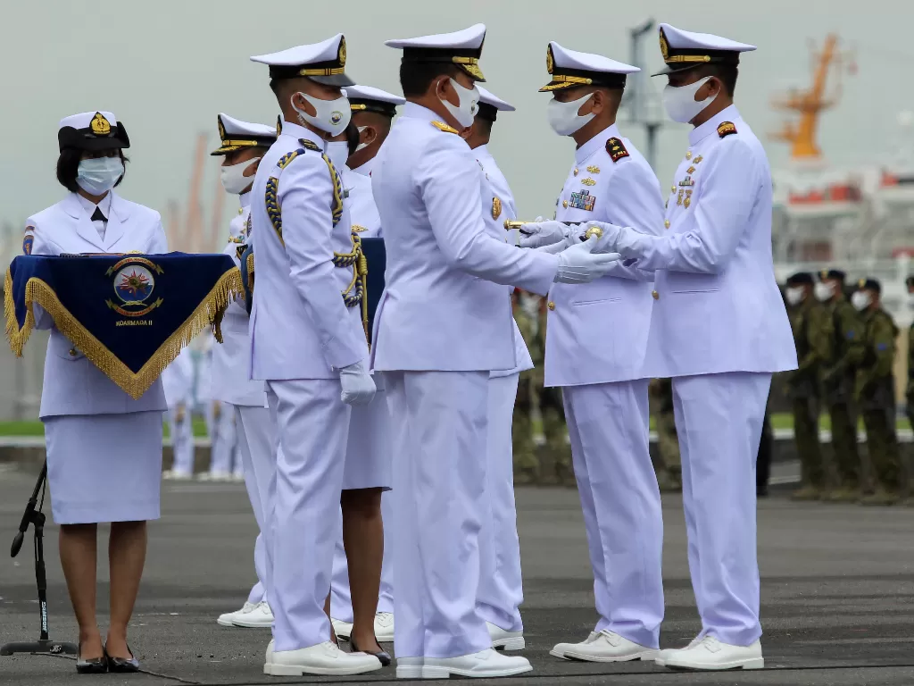 Kepala Staf Angkatan Laut (Kasal) Laksamana TNI Yudo Margono (ketiga kanan) menyerahkan tongkat komando kepada Komandan KRI Mata Bongsang-873 Kapten Laut (P) Andi Yudhatama (kanan). ANTARA FOTO/Didik Suhartono
