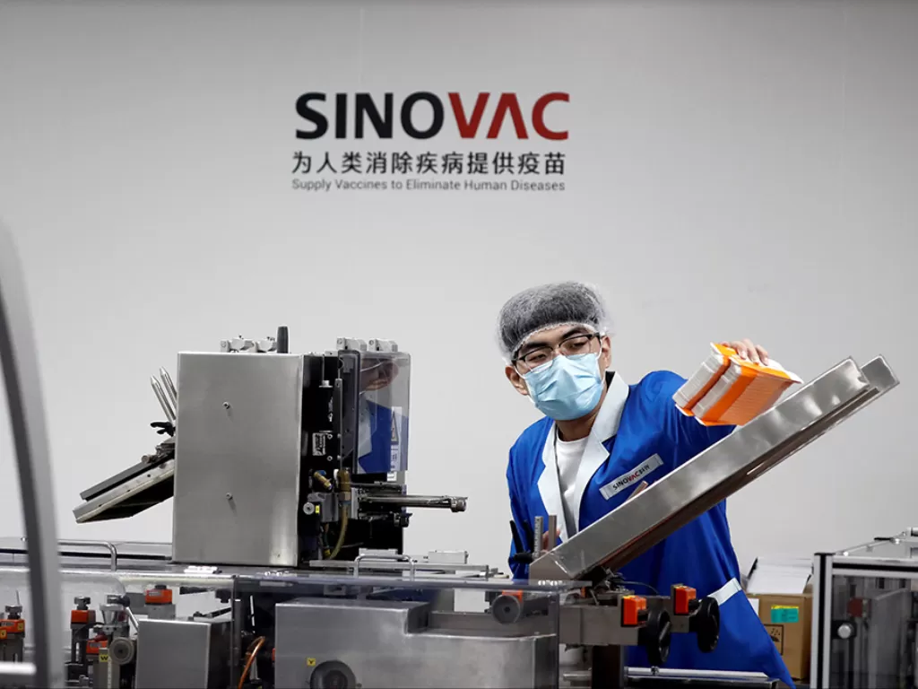 Seorang pria bekerja di fasilitas pengemasan pembuat vaksin China Sinovac Biotech, yang mengembangkan vaksin penyakit virus corona eksperimental (COVID-19), Beijing, China, (24/9/2020). (Photo/Reuters/Thomas Peter)