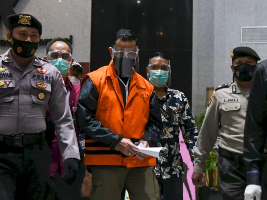 Menteri Sosial Juliari P Batubara berjalan menuju mobil tahanan usai menjalani pemeriksaan di Gedung KPK, Jakarta, Minggu (6/12/2020). (ANTARA FOTO/Galih Pradipta)