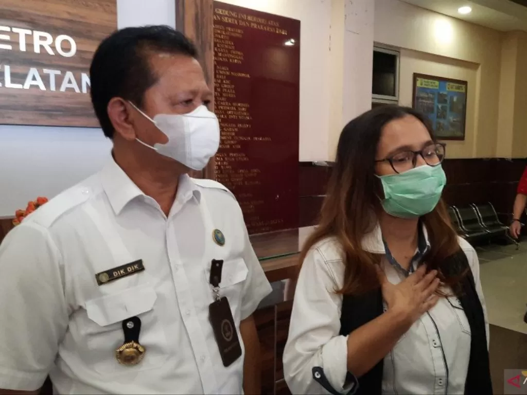 Mantan penyanyi cilik Ratna Fairuz Albar atau Iyut Bing Slamet (kiri) dihadirkan saat rilis kasus pengungkapan penyalahgunaan narkoba di Mapolres Jakarta Selatan, Jakarta. (Foto: ANTARA/Hafidz Mubarak A)