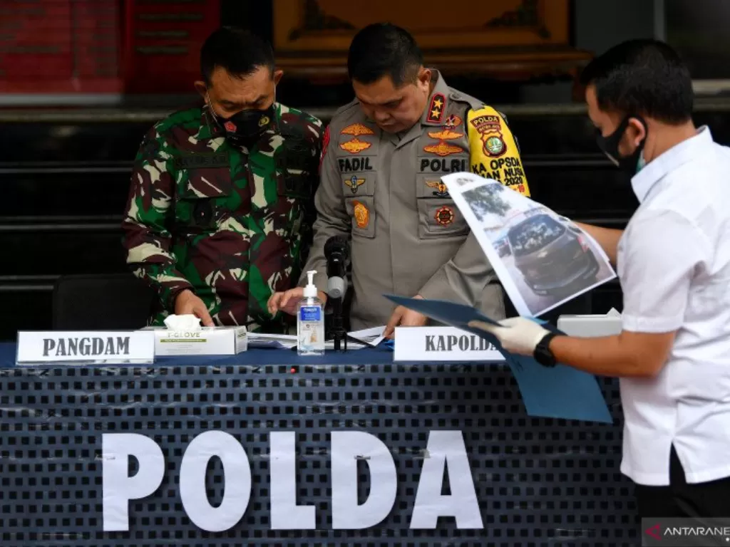 Kapolda Metro Jaya Irjen Pol Fadil Imran (kanan) bersama Pangdam Jaya Mayjen TNI Dudung Abdurachman memeriksa barang bukti terkait penyerangan Polisi di Polda Metro Jaya, Jakarta, Senin (7/12/2020). Kapolda mengungkapkan telah terjadi penyerangan pada Sen