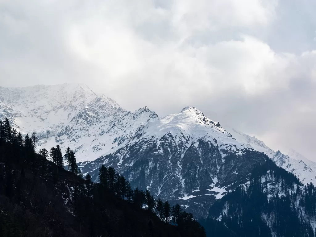Potret suasana Himachal Pradesh, negara bagian India yang bersalju. (Unsplash/@hemansu_tanty)