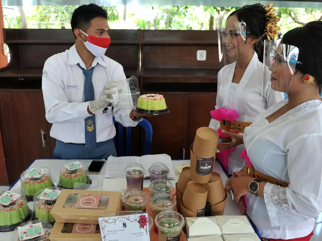 Siswa Sekolah Menengah Kejuruan (SMK) menawarkan hasil olahan kuliner produksinya (ANTARA FOTO/Fikri Yusuf)