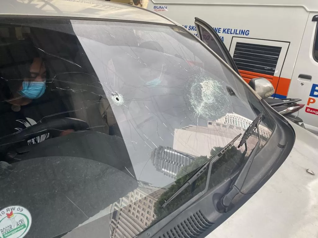 Kondisi mobil polisi pasca insiden baku tembak pengikut Rizieq Shihab vs Polisi. (Istimewa)