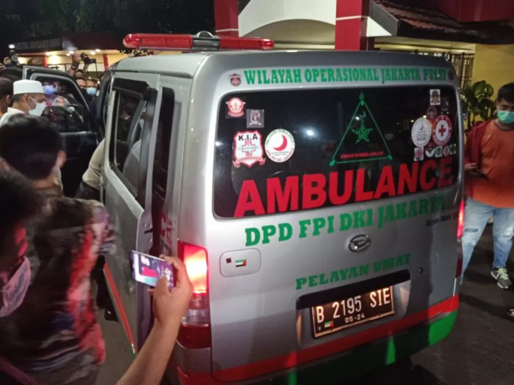 Polisi melakukan pengawasan mobil ambulans jenazah berlogo Front Pembela Islam (FPI) di depan lobi IGD RS Polri, Kramat Jati, Jakarta Timur, Selasa (8/12/2020). Kendaran tersebut membawa jenazah salah satu pengawal Rizieq Shihab menuju kawasan Petamburan,