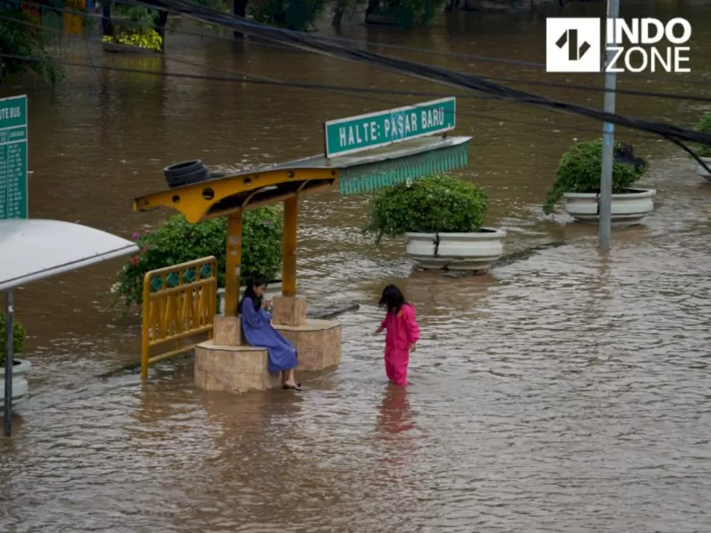 Suasana banjir yang menggenangi Jalan Dr Sutomo, Jakarta Pusat. (INDOZONE)