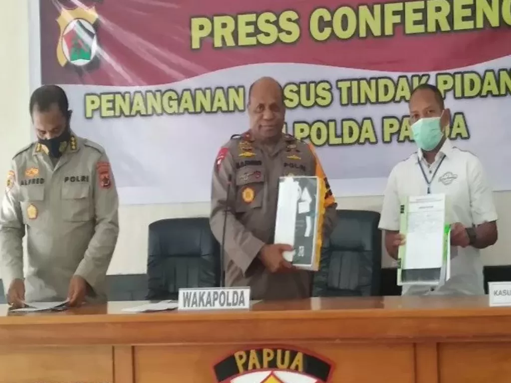 Wakil Kepala Polda Papua, Brigadir Jenderal Polisi Mathius Fakhiri, saat gjumpanpera terkait penahanan anggota KPUD Papua, AA, di Arso, Rabu (9/12). (Photo/ANTARA/Evarukdijati)