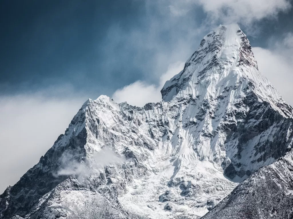 Potret Gunung Everest. (Unsplash/@martinjernberg)